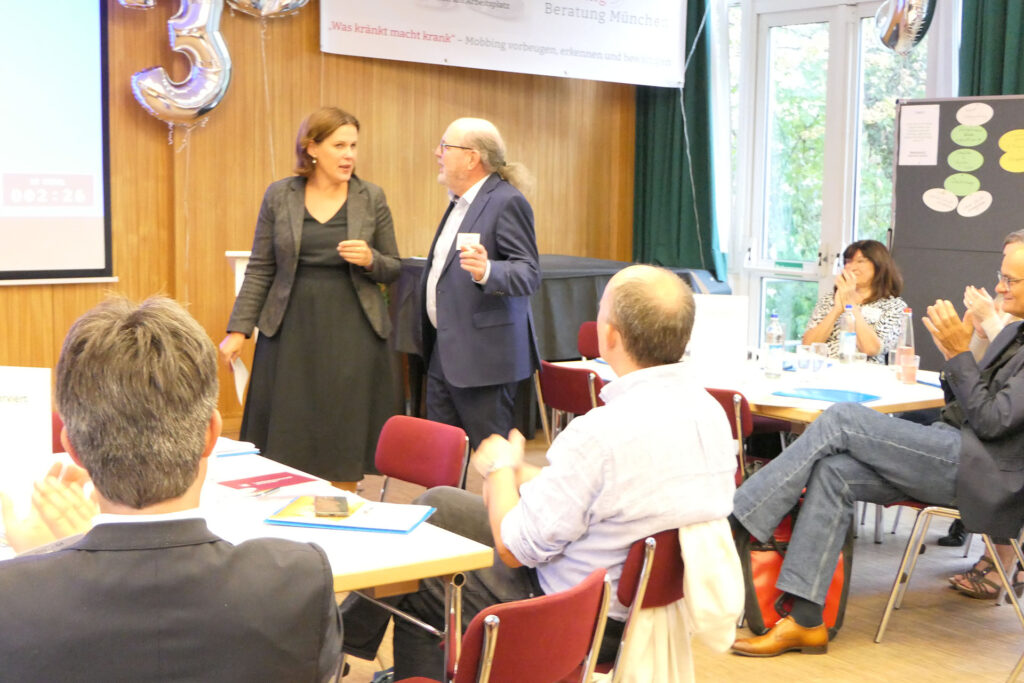 Ludwig Gunkel dankt Bürgermeisterin Verena Dietl